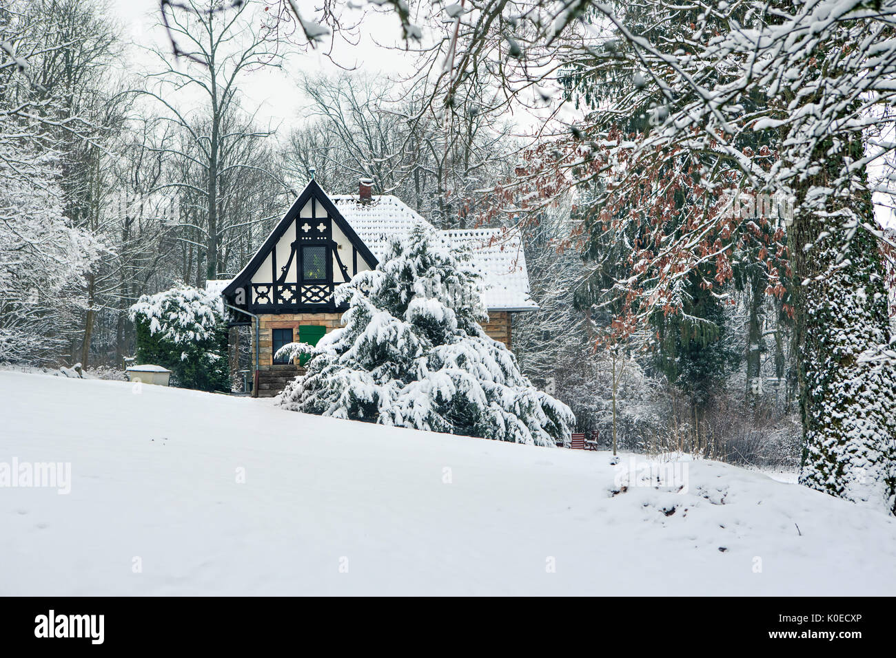 Una vecchia casa sotto la neve in Germania Foto Stock
