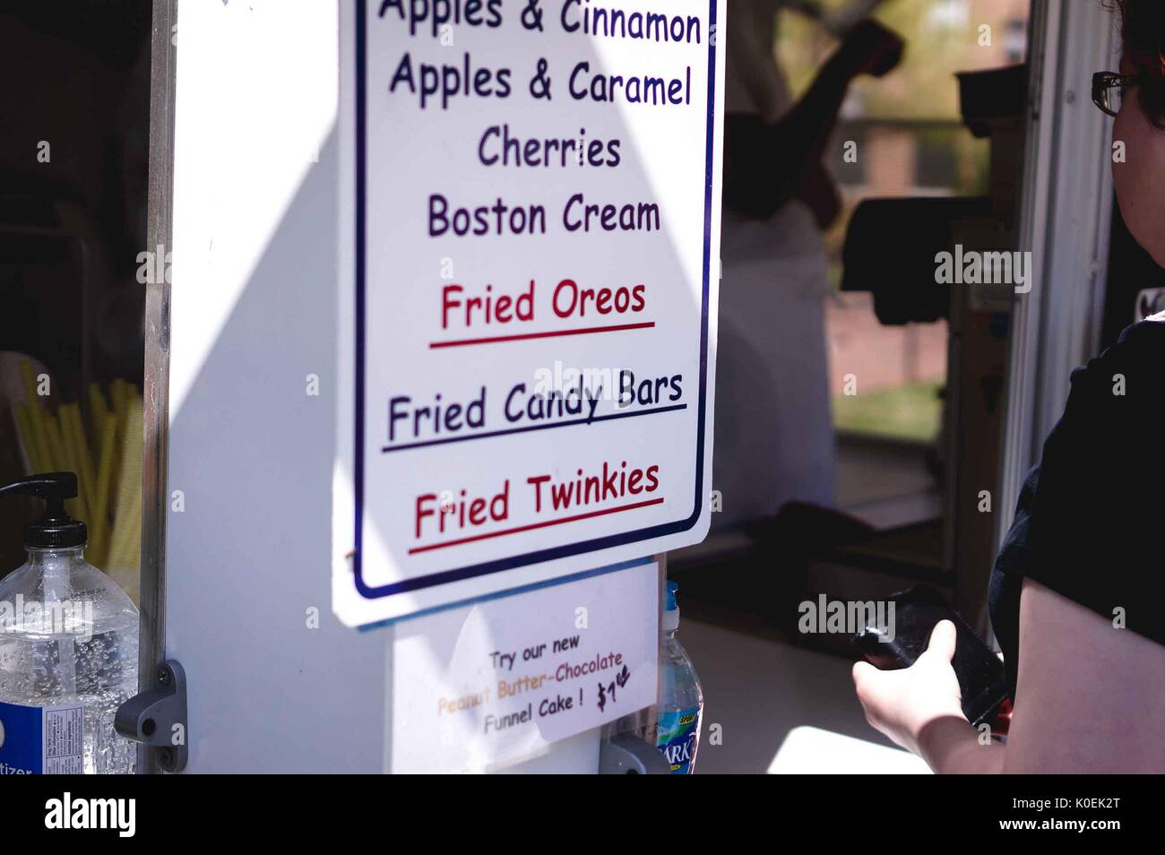 Un segno listing alimenti fritti venduti a un cibo stand presso la Fiera di primavera, un festival annuale di musica, cibo, negozi, e più che si svolge ogni anno in primavera su homewood campus della Johns Hopkins University di Baltimora, Maryland. 2014. cortesia eric chen. Foto Stock