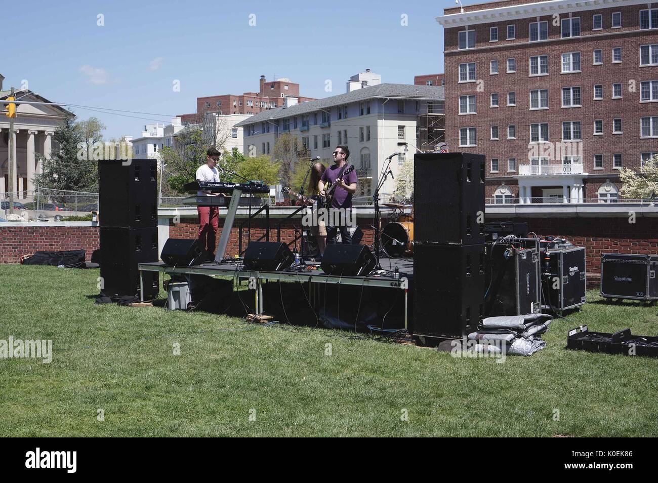 Una band suona durante la fiera di primavera, un festival annuale di musica, cibo, negozi, e più che si svolge ogni anno in primavera su homewood campus della Johns Hopkins University di Baltimora, Maryland. 2014. cortesia eric chen. Foto Stock