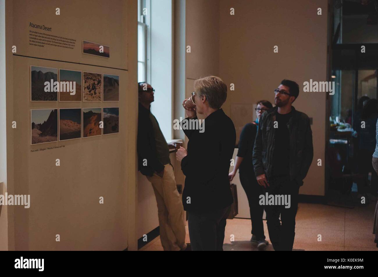 Gli studenti universitari e i membri della Johns Hopkins e mica europee esaminare gli oggetti sul display per l'apertura di ritorno sulla terra: la preparazione di un viaggio verso Marte, una mostra e una collaborazione tra il Maryland institute College of Art (mica) e Johns Hopkins University, che ha avuto luogo presso la galleria q in milton s. eisenhower libreria su homewood campus della Johns Hopkins University di Baltimora, Maryland. 2014. cortesia eric chen. Foto Stock
