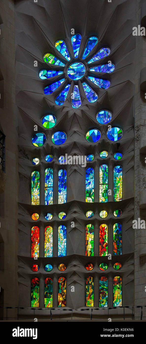 Le finestre di vetro macchiate nella Basilica de la Sagrada Familia di Barcellona, Spagna Foto Stock