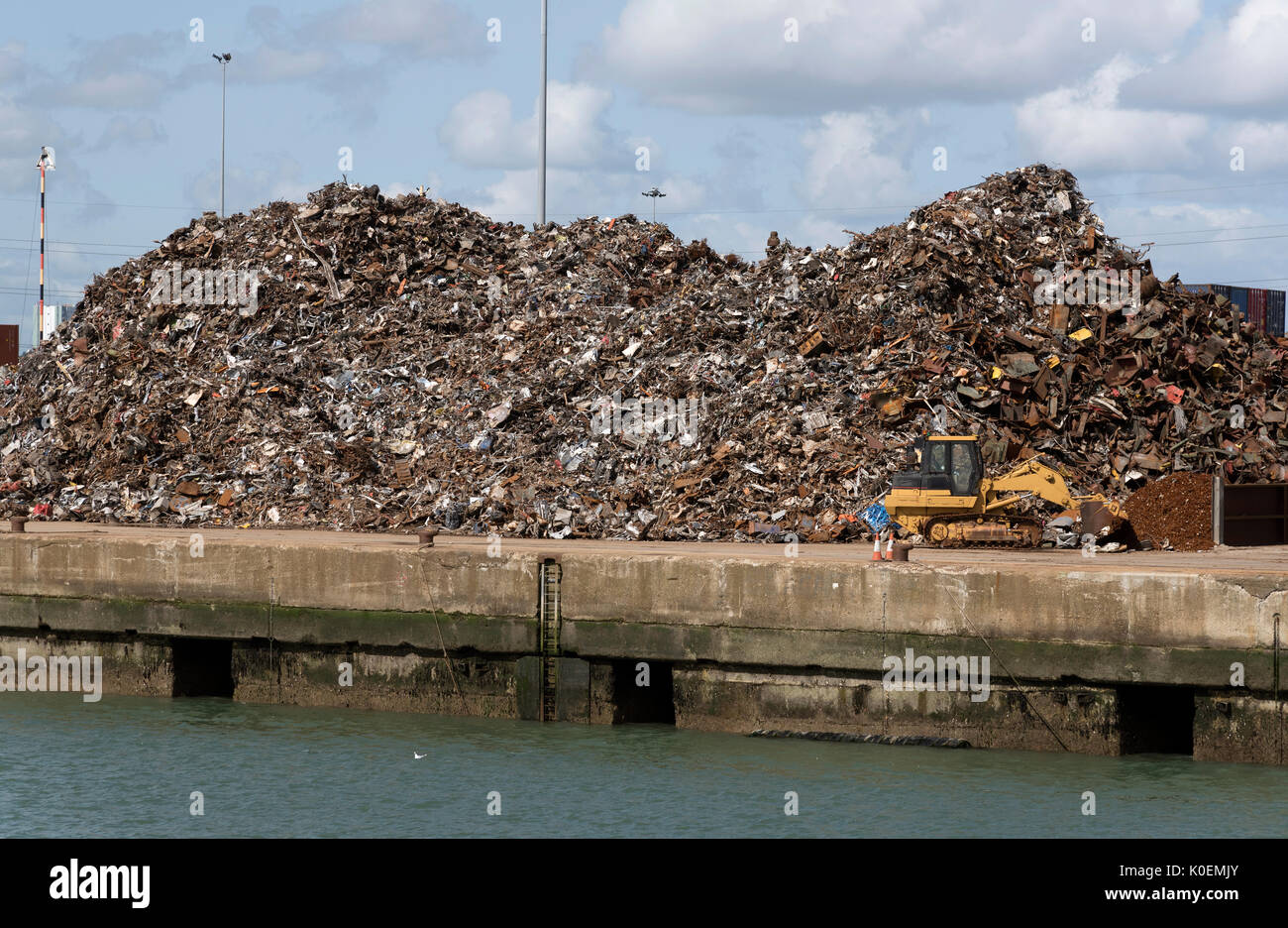 Mucchio di rottami di metallo in attesa di essere esportate in Cina per la fusione in basso. Southampton Docks UK Agosto 2017 Foto Stock