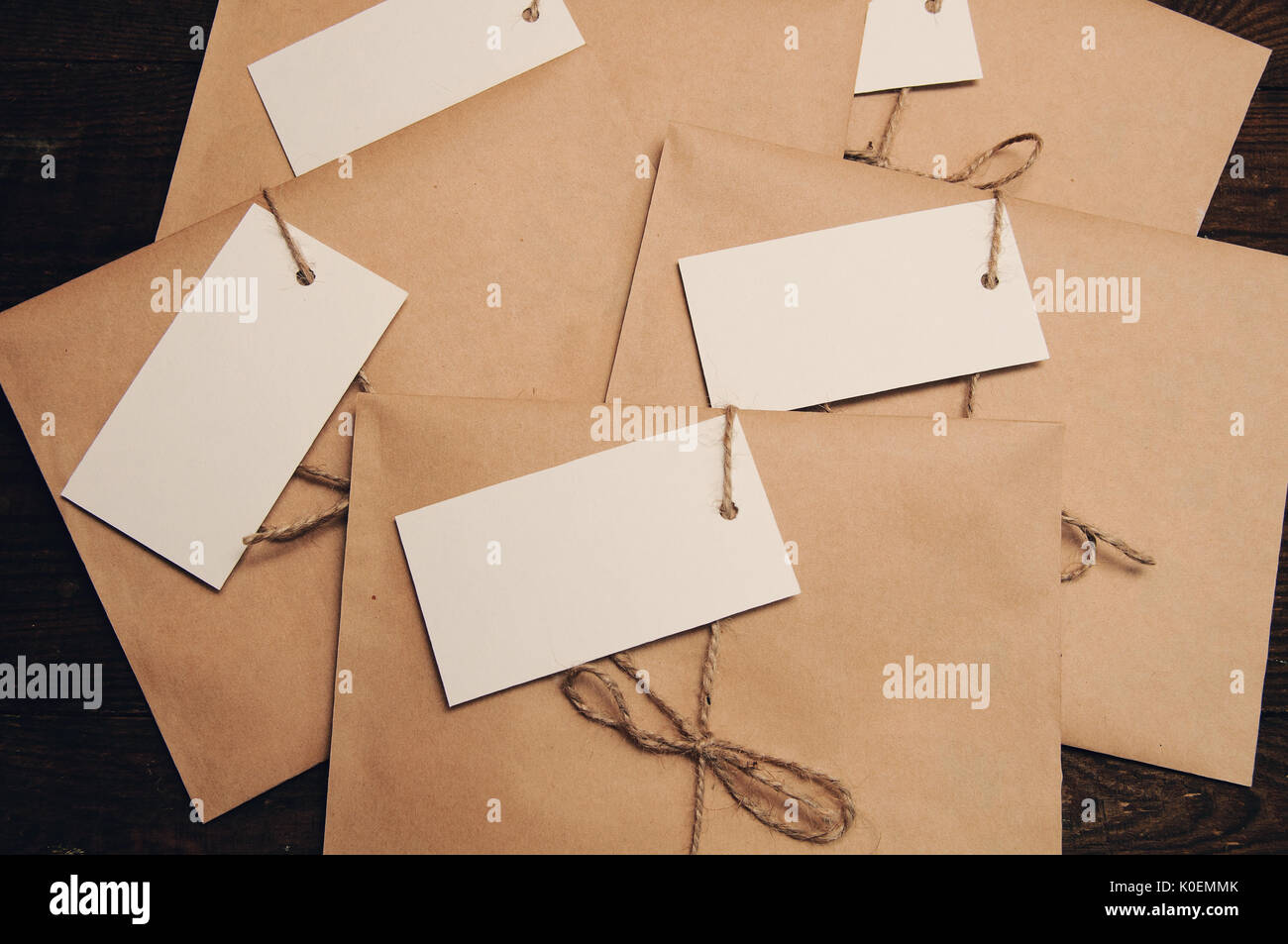 Nota da una carta su una carta di una busta da carta kraft su un tavolo di legno Foto Stock