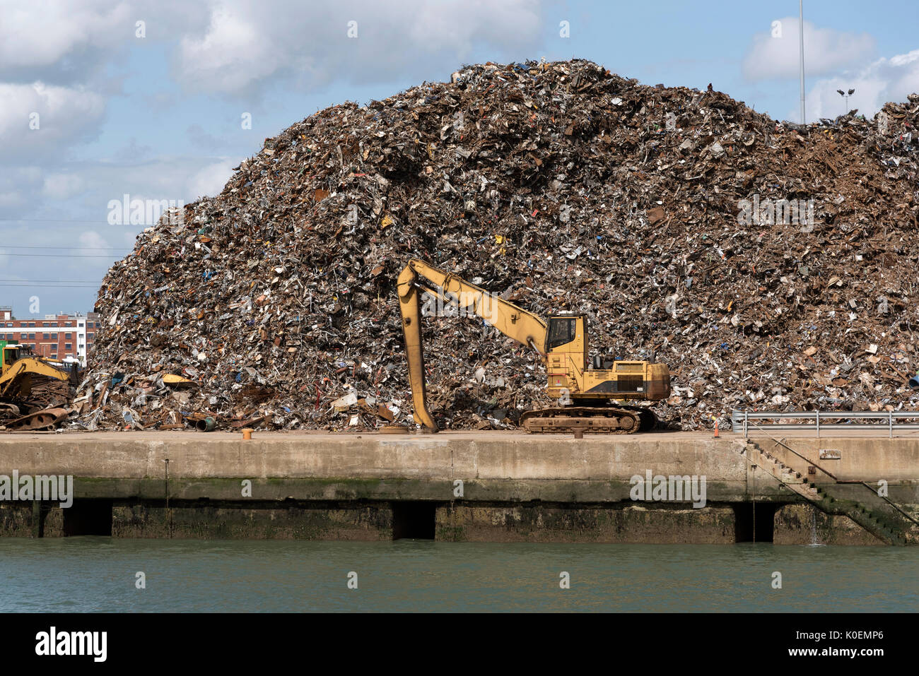 Mucchio di rottami di metallo in attesa di essere esportate in Cina per la fusione in basso. Southampton Docks UK Agosto 2017 Foto Stock