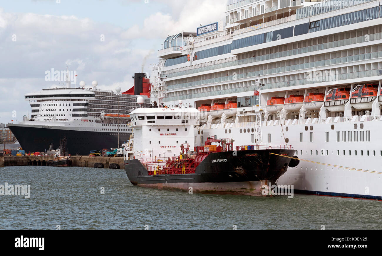 Southampton Docks England Regno Unito. Agosto 2017. Bunkering vaso a fianco di una nave da crociera di pompaggio del combustibile Foto Stock