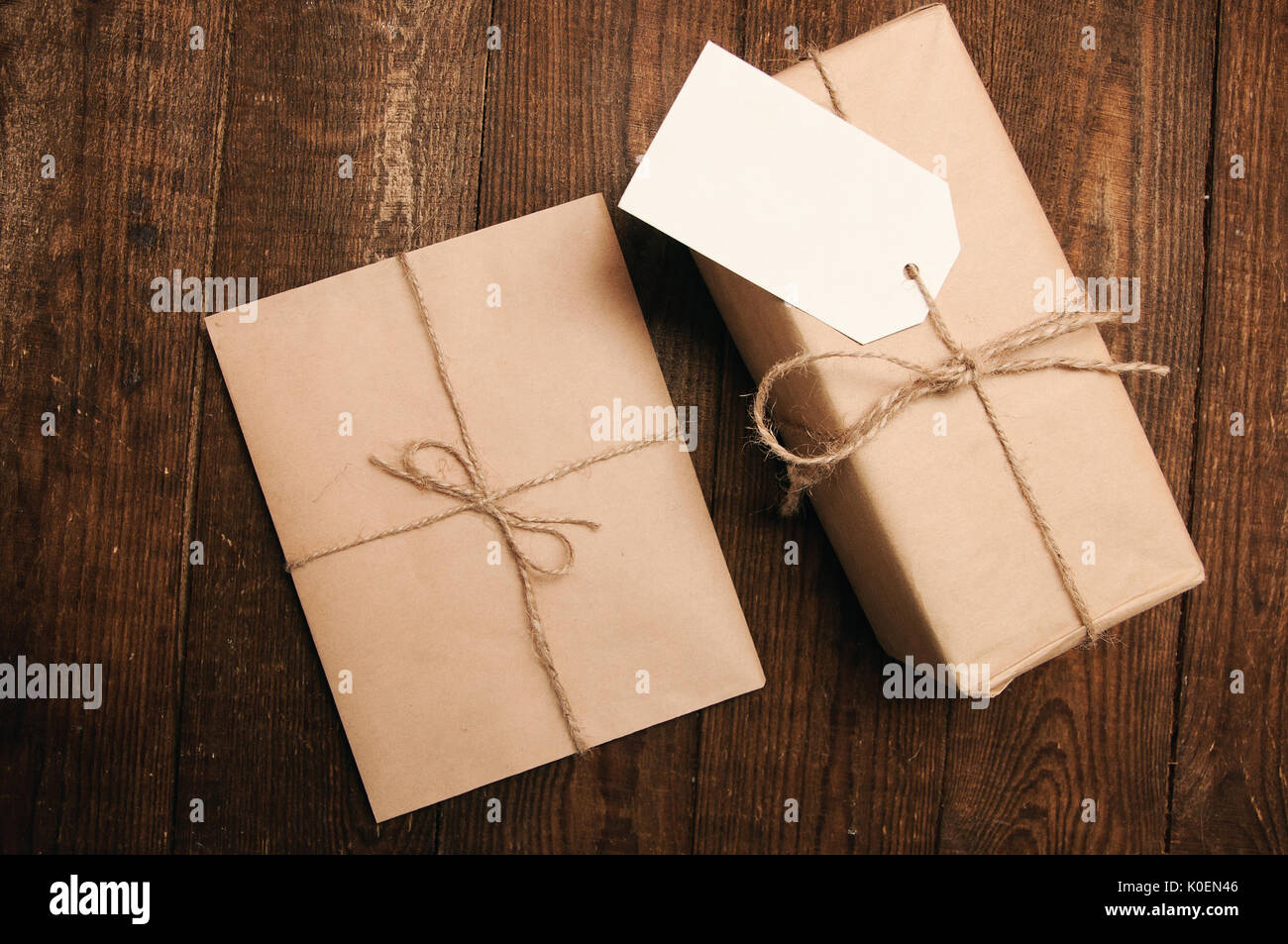 Regalo per la vacanza con una busta su uno sfondo di legno Foto Stock