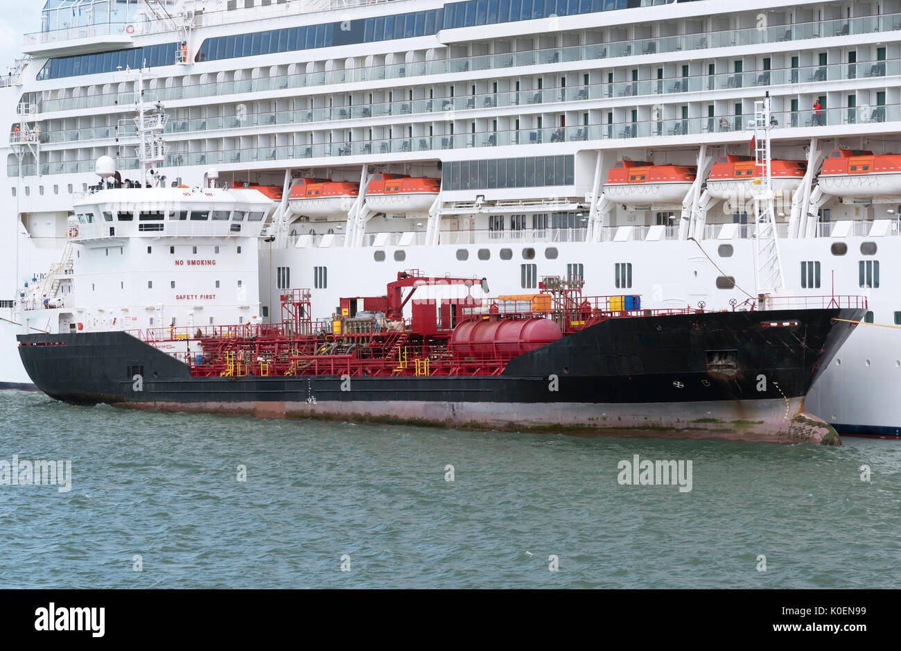 Southampton Docks England Regno Unito. Agosto 2017. Bunkering vaso a fianco di una nave da crociera di pompaggio del combustibile Foto Stock