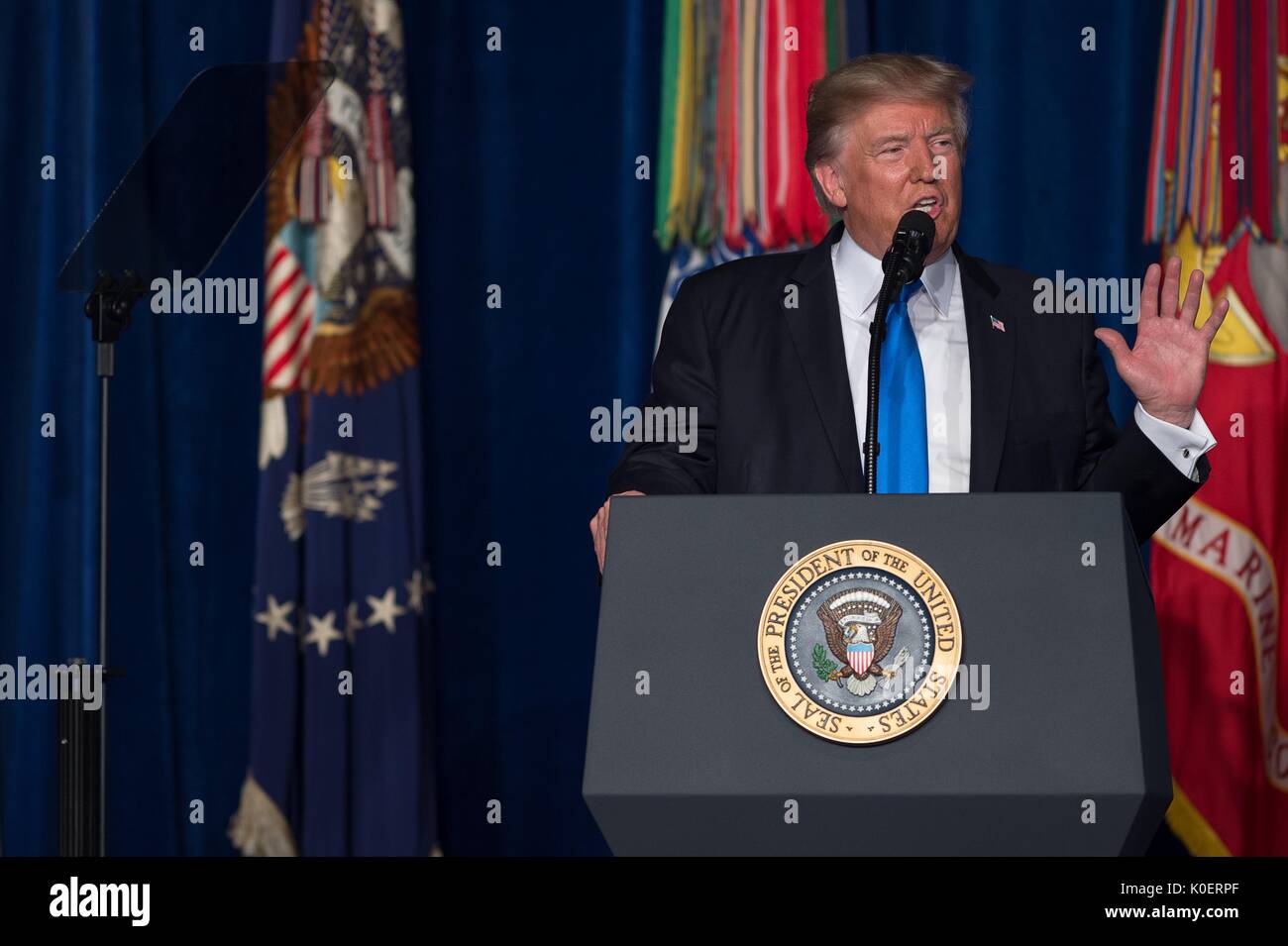 Stati Uniti Presidente Donald Trump durante una conferenza stampa dopo il suo discorso alla nazione per la sua strategia per la guerra in Afghanistan a Fort Myer Agosto 21, 2017 in Arlington, Virginia. Foto Stock