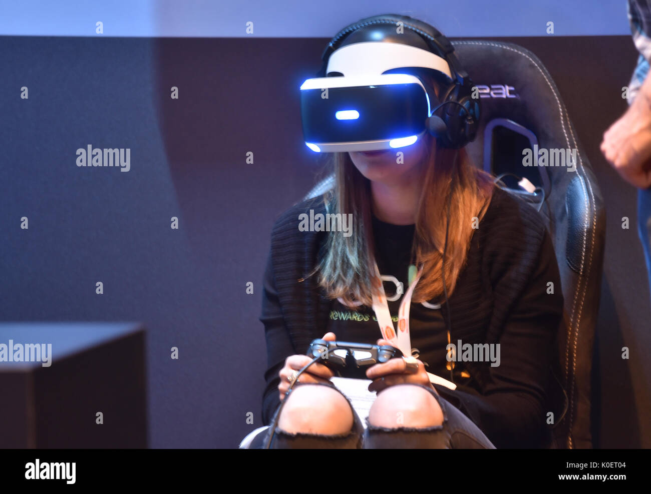 Colonia, Germania. Il 22 agosto, 2017. Germania, Colonia, 22 agosto 2017, gamescom: una giovane donna indossa occhiali per realtà virtuale. Credito: Juergen schwarz/Alamy Live News Foto Stock