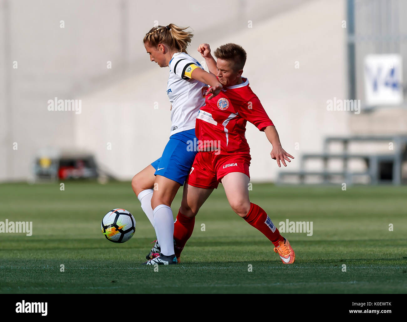 BUDAPEST, Ungheria - 22 agosto: Anita Pinczi (L) di MTK Hungaria FC compete per la sfera con Qendresa Bajra (R) di WFC Hajvalia durante il femminile UEFA Champions League match di qualificazione tra la MTK Hungaria FC e WFC Hajvalia a Nandor Hidegkuti Stadium il 22 agosto 2017 a Budapest, Ungheria. Foto Stock