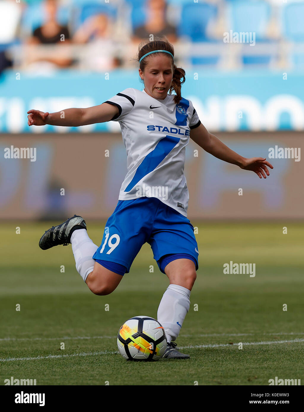 BUDAPEST, Ungheria - 22 agosto: Nora Palkovics di MTK Hungaria FC germogli su obiettivo durante il femminile UEFA Champions League match di qualificazione tra la MTK Hungaria FC e WFC Hajvalia a Nandor Hidegkuti Stadium il 22 agosto 2017 a Budapest, Ungheria. Foto Stock