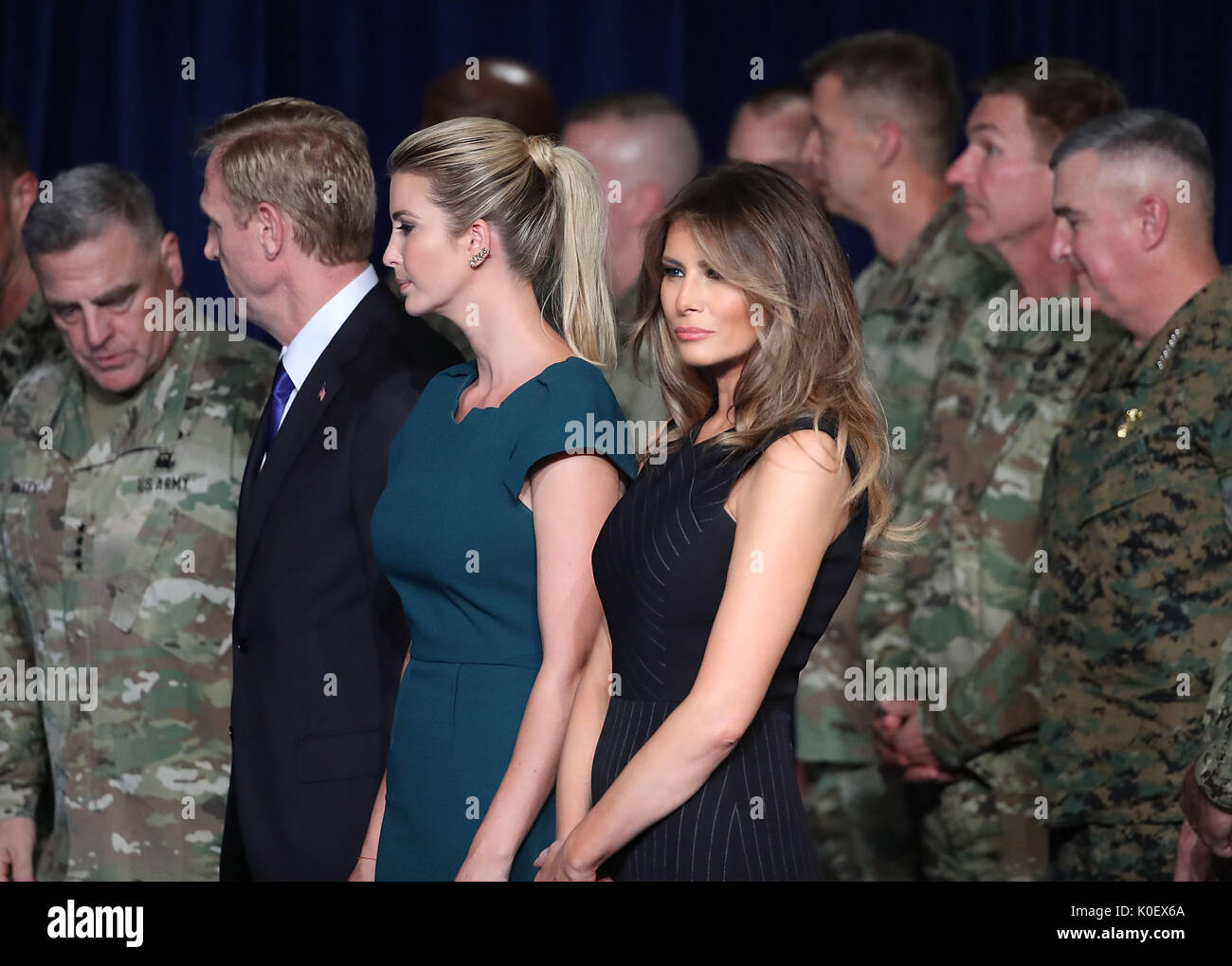 La first lady Melania Trump stand con Ivanka Trump prima presidente Donald Trump consegnato commento sul coinvolgimento americano in Afghanistan a Fort Myer base militare il 21 agosto 2017 in Arlington, Virginia. Trump era atteso ad annunciare un modesto aumento nei livelli di truppe in Afghanistan, il risultato di una crescente preoccupazione dal Pentagono su battute di arresto sul campo di battaglia per i militari afghani contro i talebani e di al-Qaeda forze. Credito: Mark Wilson / Pool via CNP · nessun filo servizio · Foto: Mark Wilson/consolidato Notizie Foto/Mark Wilson - Piscina via CNP Foto Stock