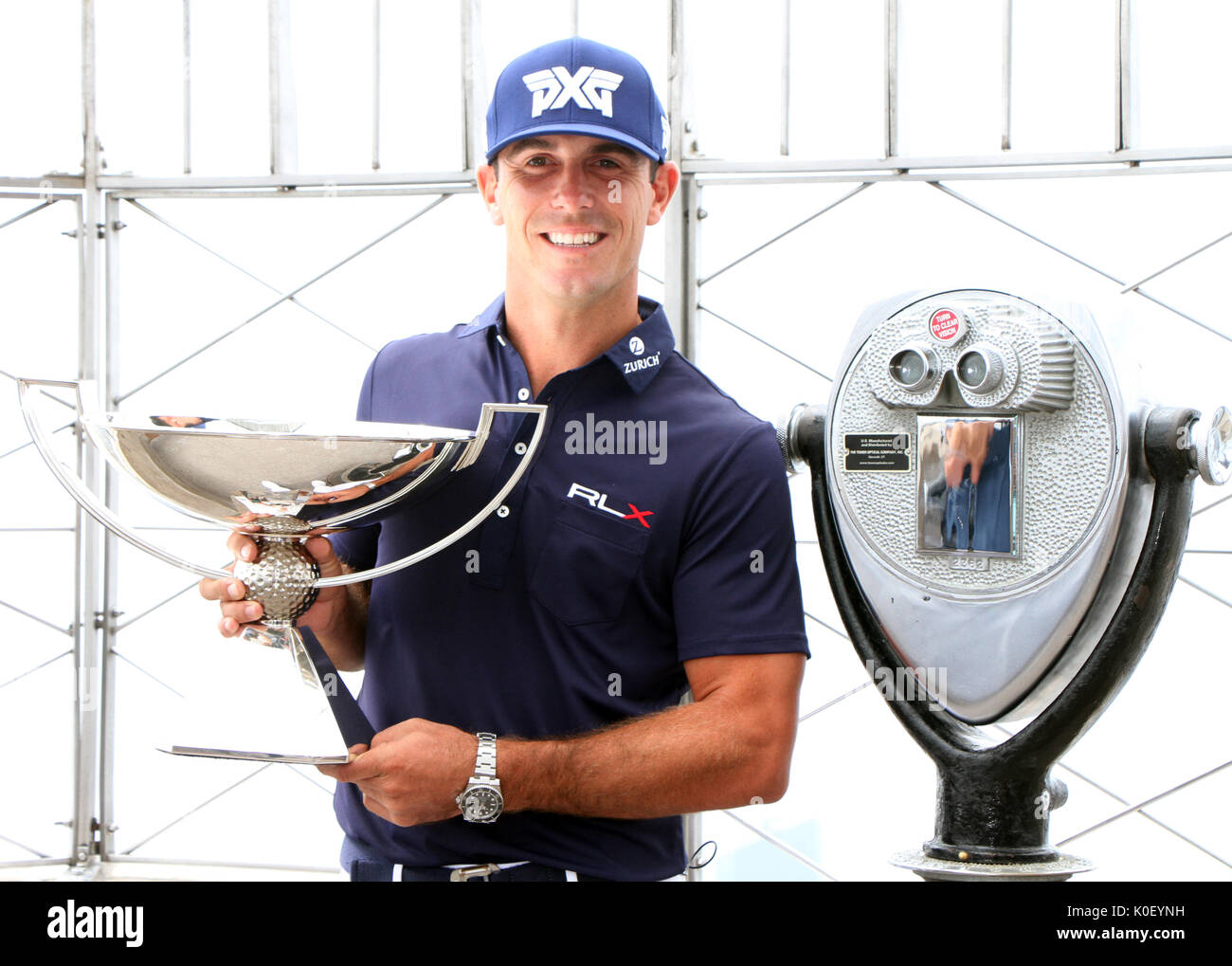 New York, Stati Uniti d'America. Il 22 agosto, 2017. Billy Ho luce l'Empire State Building nei colori del verde, arancione e viola per il PGA Tour & FedExCup playoff all'Empire State Building a New York il 22 agosto 2017.Credit:RW/MediaPunch Credito: MediaPunch Inc/Alamy Live News Foto Stock