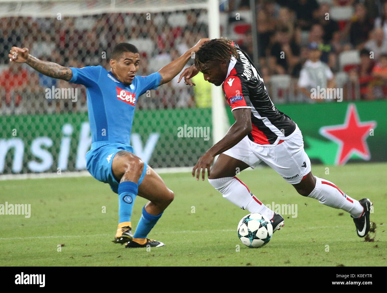 (170823) -- Nizza, Agosto 23, 2017 (Xinhua) -- Allan Saint-Maximin (R) di Nizza il sistema VIES con Allan di Napoli durante la Champions League playoff round, la seconda gamba partita di calcio tra Nizza e Napoli a Nizza, in Francia, il 22 agosto, 2017. Napoli ha vinto 2-0. (Xinhua/Serge Haouzi) Foto Stock