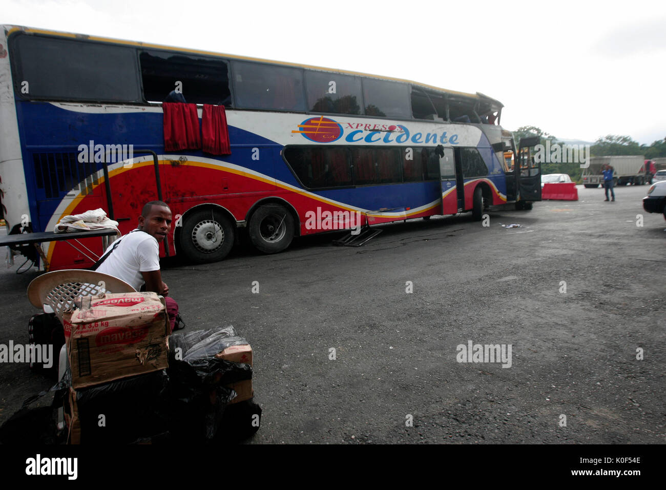 Valencia, Carabobo, Venezuela. 23 Ago, 2017. Cinque morti e 40 feriti sono il risultato di un incidente di autobus dell'ovest linea express, che si è verificato nella Valencia-Puerto Cabello autostrada, in Stato Carabobo. L'unità a sinistra il terminale della vicina città di Maracay, Aragua stato, e rovesciato uno dei suoi pneumatici. Superstiti segnalati. Foto: Juan Carlos Hernandez Credito: Juan Carlos Hernandez/ZUMA filo/Alamy Live News Foto Stock