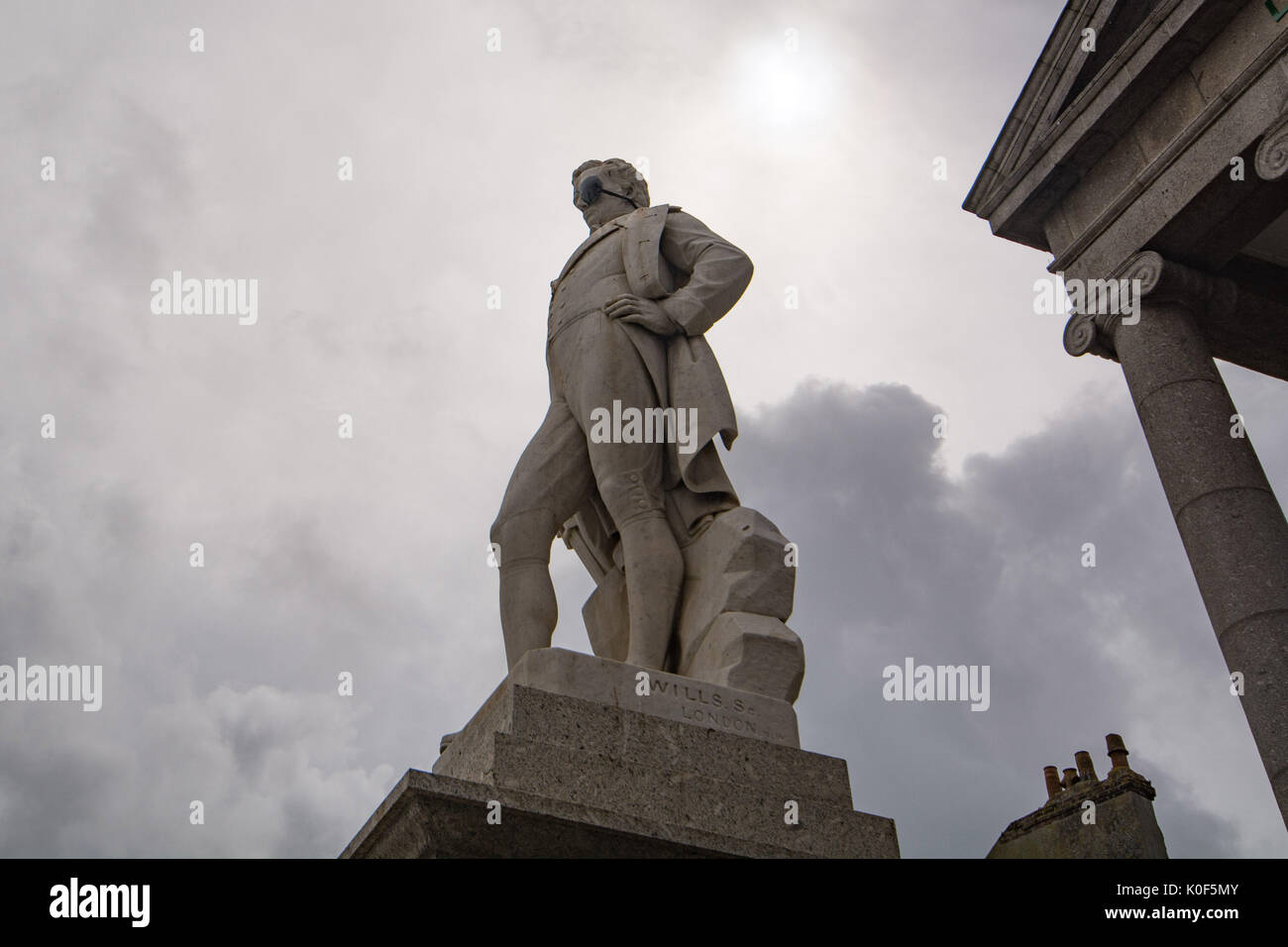 Penzance, Cornwall, Regno Unito. Il 23 agosto 2017. Regno Unito Meteo. Cieli grigi al di sopra della statua di Sir Humphry Davy, il celebre inventore della Cornovaglia e farmacia, in Penzance oggi. Sir Humphry come stato dato un occhio patch, per contrassegnare il tentativo di record mondiale di questo fine settimana per la maggior parte dei pirati in un unico luogo per essere tentato di Penzance. Credito: Simon Maycock/Alamy Live News Foto Stock