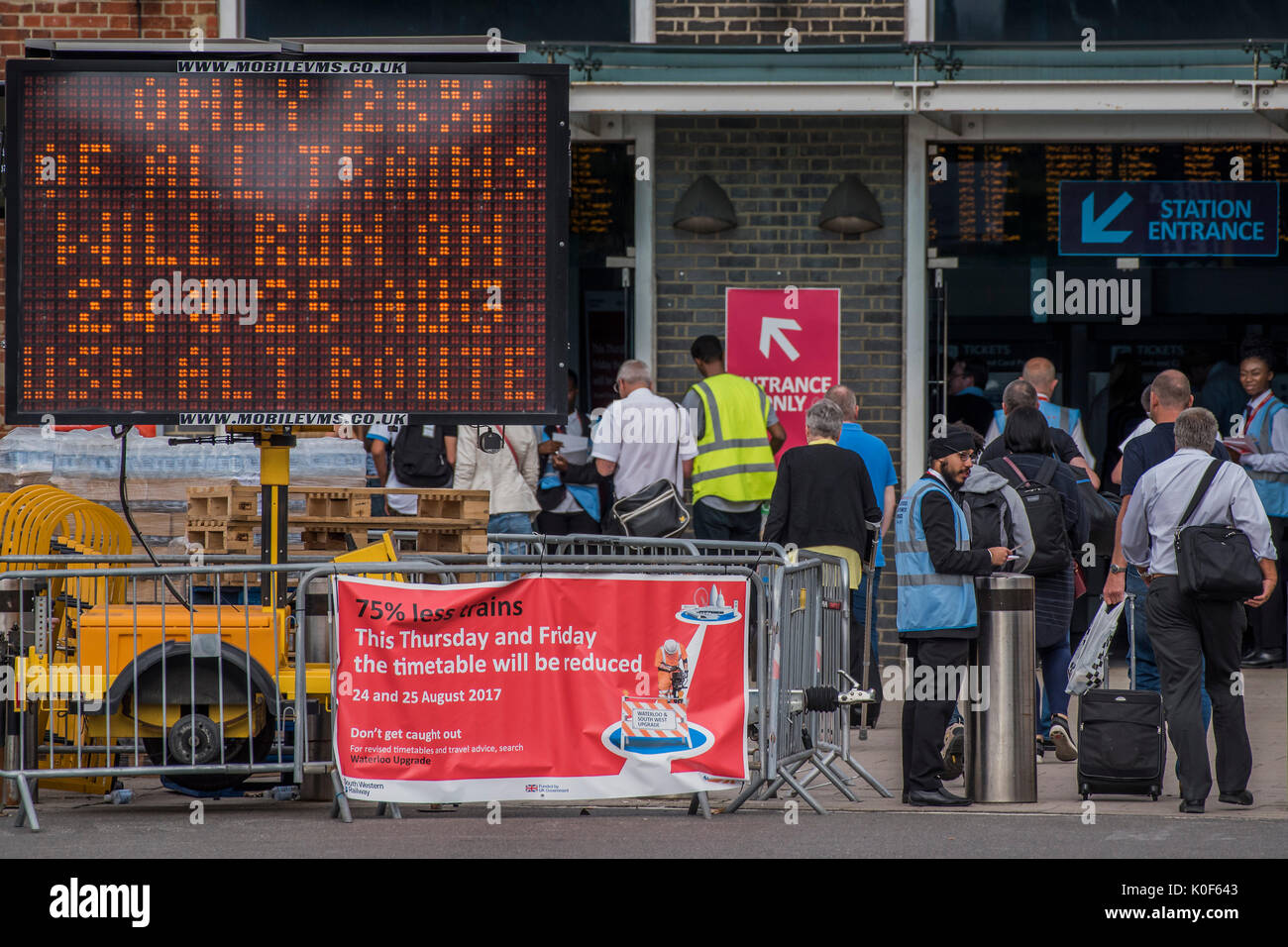 Londra, Regno Unito. 23 Agosto, 2017. Il personale e i segni avvisa i passeggeri di un 75% di riduzione in servizio passando per Clapham Junction il giovedì 24 e venerdì 25 agosto. Questo farà parte delle continue interruzioni per pendolari a causa della piattaforma di Waterloo lavoro di aggiornamento in agosto. Londra 23 ago 2017. Credito: Guy Bell/Alamy Live News Foto Stock