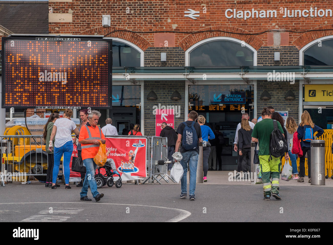 Londra, Regno Unito. 23 Agosto, 2017. Il personale e i segni avvisa i passeggeri di un 75% di riduzione in servizio passando per Clapham Junction il giovedì 24 e venerdì 25 agosto. Questo farà parte delle continue interruzioni per pendolari a causa della piattaforma di Waterloo lavoro di aggiornamento in agosto. Londra 23 ago 2017. Credito: Guy Bell/Alamy Live News Foto Stock