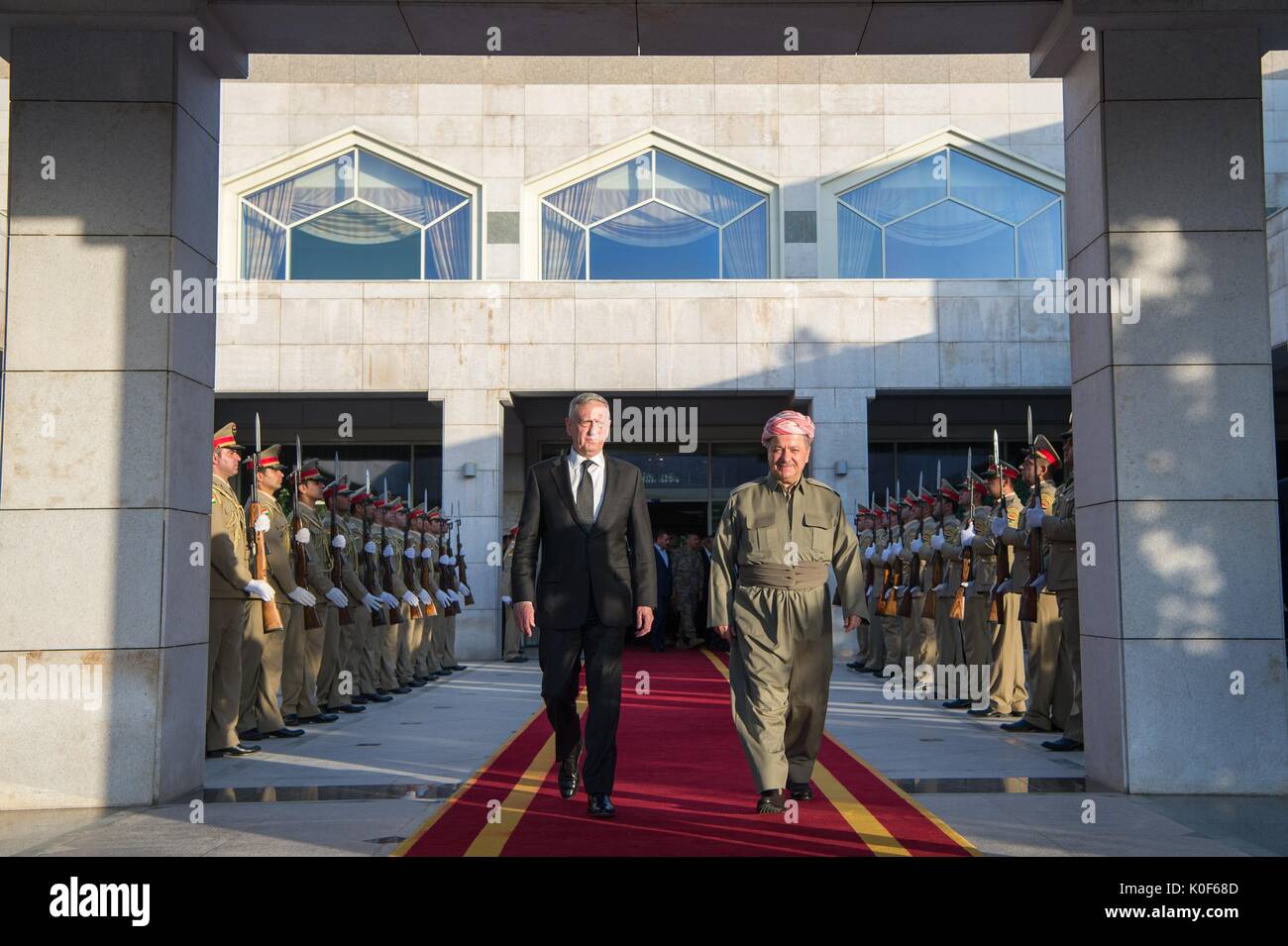 Stati Uniti Il Segretario della Difesa James Mattis passeggiate con curde regionali Presidente Masoud Barzani dopo aver esaminato le truppe in arrivo per riunioni Agosto 22, 2017 a Erbil, Iraq. Foto Stock