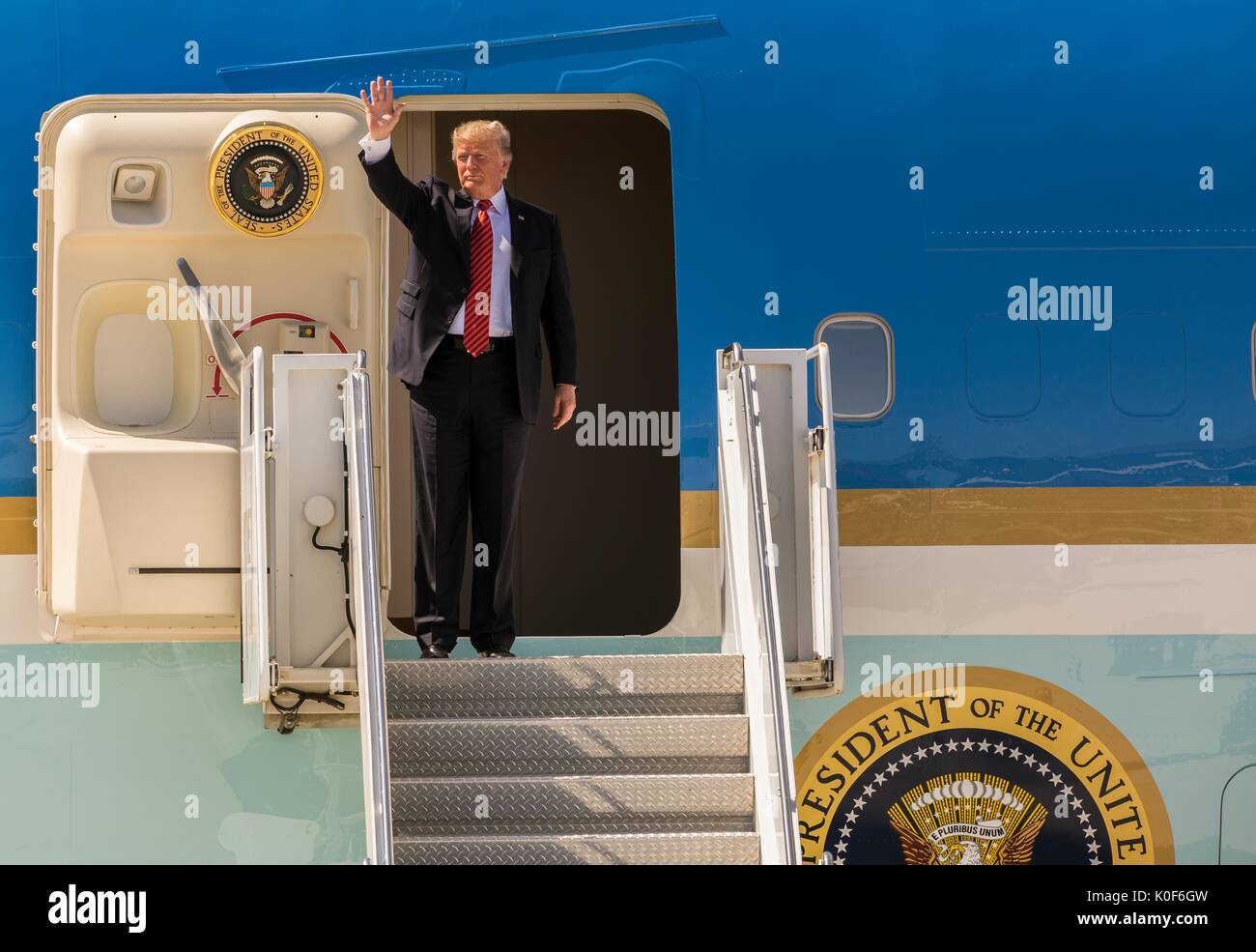 Stati Uniti Presidente Donald Trump onde addio ai Marines come egli vive Air Force One dopo la sua visita a Marine Corps Air Station Yuma Agosto 22, 2017 a Yuma, Arizona. Foto Stock