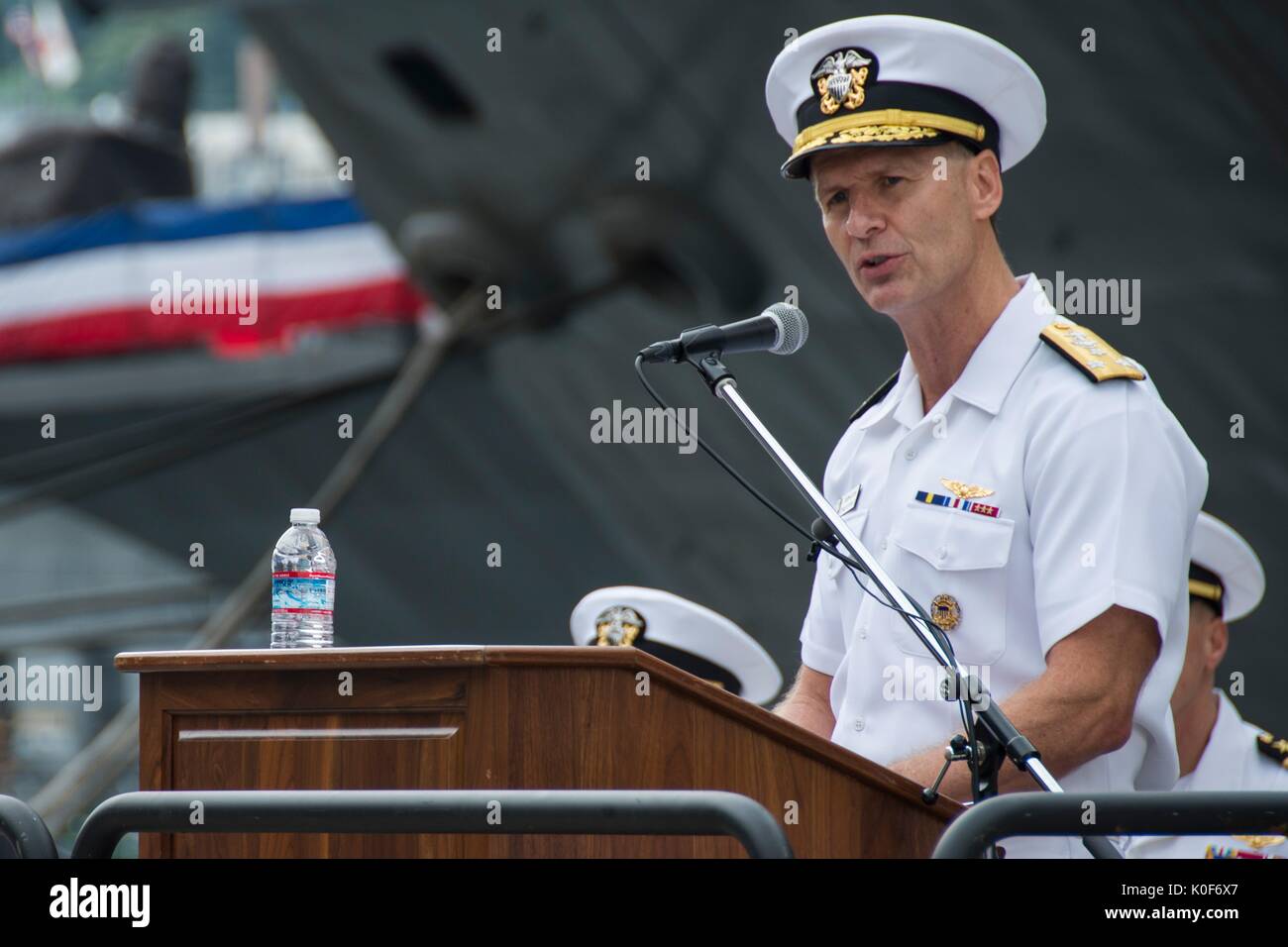Yokosuka, Giappone. 23 Ago, 2017. Stati Uniti Navy Vice Adm. Giuseppe Aucoin, comandante della flotta 7, parla ai membri della stampa circa l'arrivo della USS Ronald Reagan Ottobre 1, 2015 a Yokosuka, Giappone. Aucoin è stato alleggerito del dovere come comandante dell'U.S. Flotta 7 Agosto 23, 2017 a seguito di una serie di navi collisioni con conseguente morte di marinai sotto il suo comando. Credito: Planetpix/Alamy Live News Foto Stock