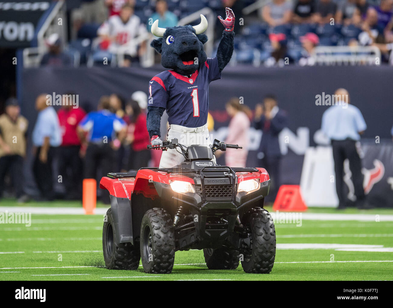 Agosto 19, 2017: Houston Texans mascotte Toro entra nel campo prima di un calcio di NFL pre-stagione partita tra Houston Texans e il New England Patriots a NRG Stadium di Houston, TX. I Texans hanno vinto il gioco 27-23...Trask Smith/CSM Foto Stock