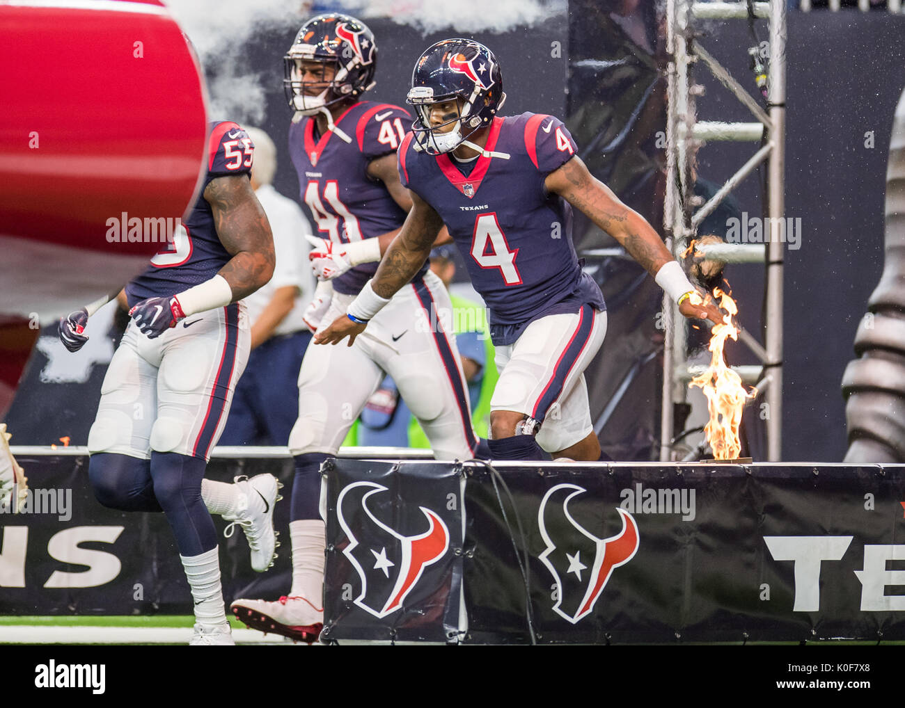 Agosto 19, 2017: Houston Texans quarterback Deshaun Watson (4) entra nel campo prima di un calcio di NFL pre-stagione partita tra Houston Texans e il New England Patriots a NRG Stadium di Houston, TX. I Texans hanno vinto il gioco 27-23...Trask Smith/CSM Foto Stock