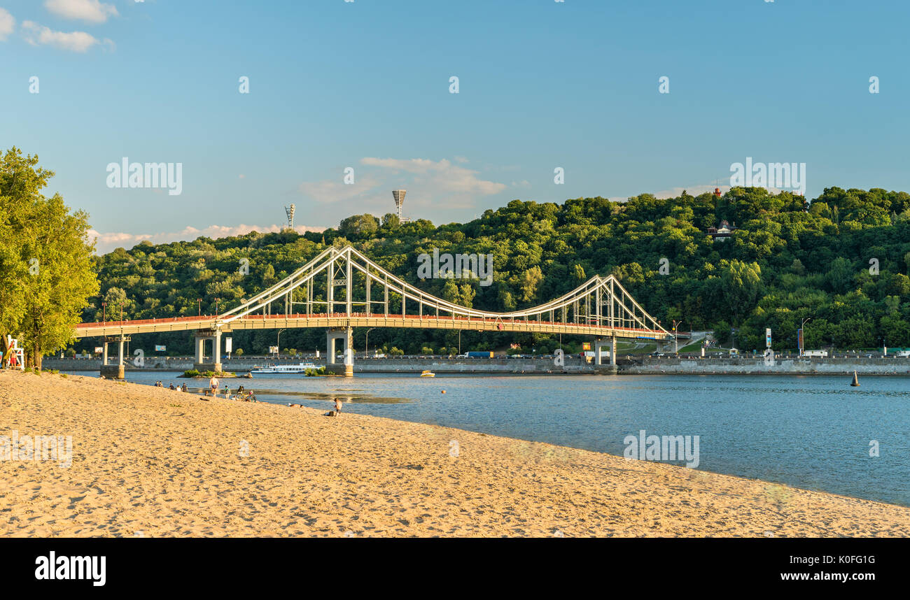 Il ponte pedonale attraverso il Dnieper a Kiev, la capitale di Ucraina Foto Stock