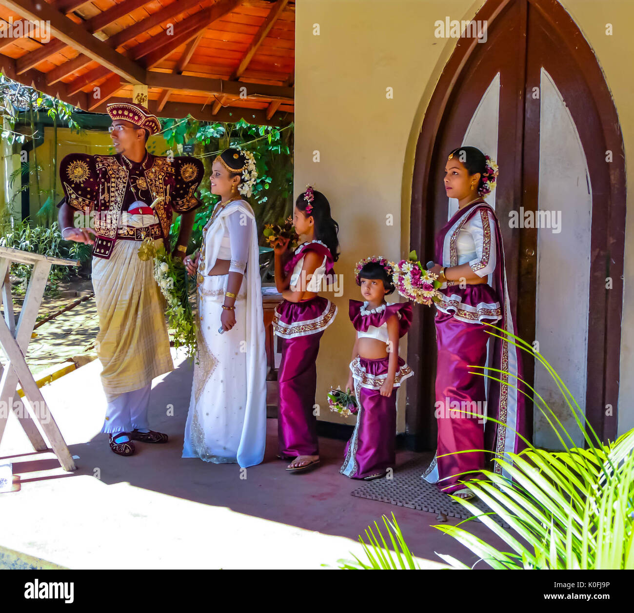 Il governo dello Sri Lanka di nozze, lo sposo e la sposa e le sue damigelle hanno nei tradizionali abiti da sposa, Sri Lanka, Kandy Foto Stock