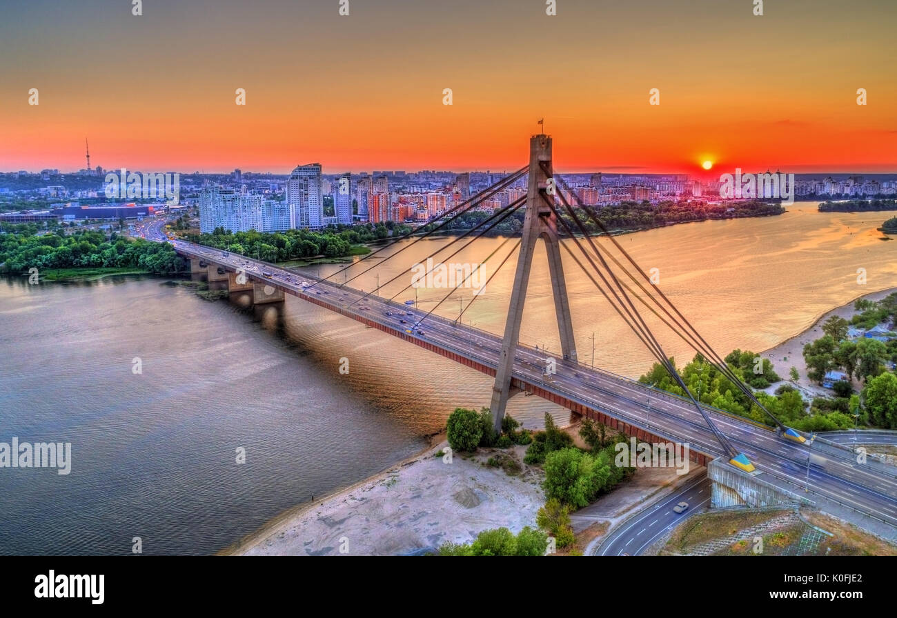 Il Moskovskyi ponte attraverso il Dnieper a Kiev, Ucraina Foto Stock
