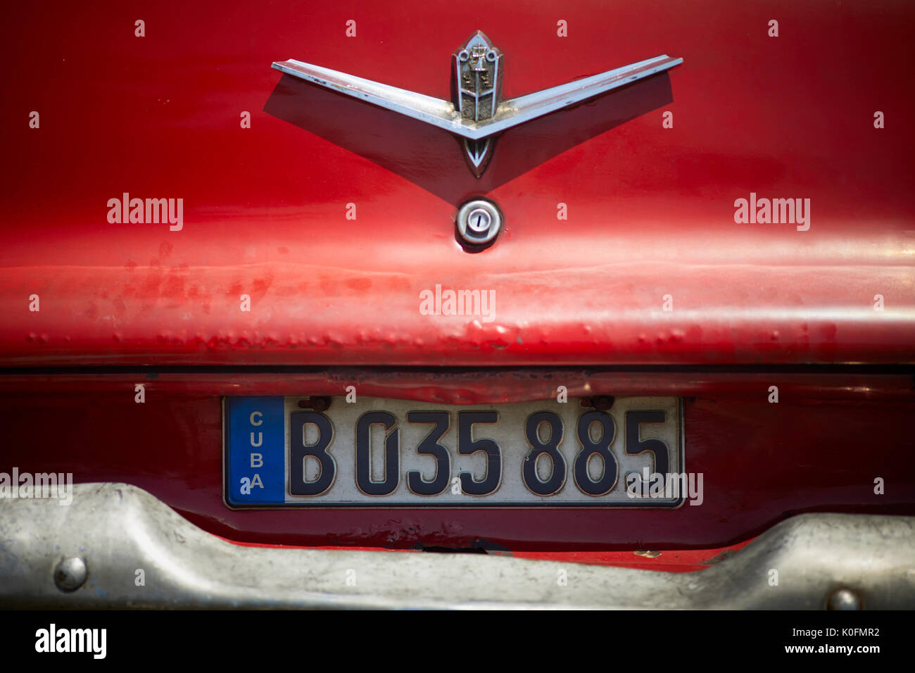 Cubano, Cuba, capitale, Havana American classic auto retrò automobile close up del parapolvere rosso e blu di governo la piastra di registrazione Foto Stock