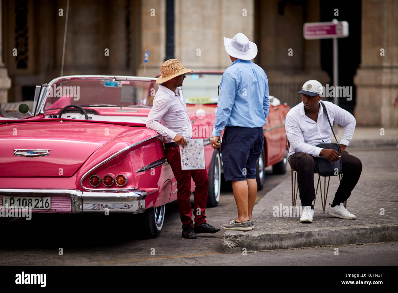 Cubano, Cuba, capitale, classic American retrò taxi auto al di fuori di Havana Teatro Nazionale, Gran Teatro de La Habana Alicia Alonso Foto Stock