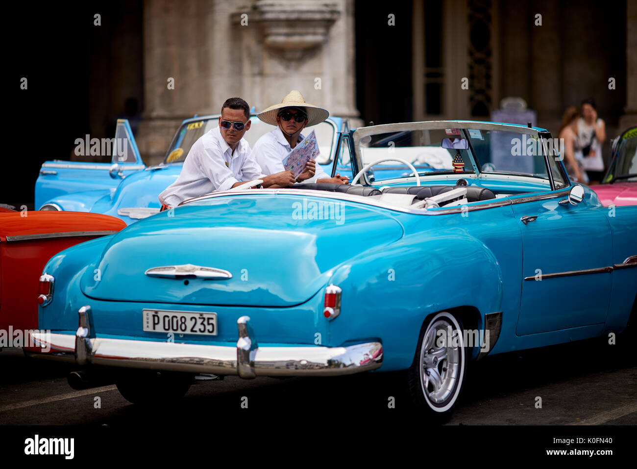 Cubano, Cuba, capitale, classic American retrò taxi auto al di fuori di Havana Teatro Nazionale, Gran Teatro de La Habana Alicia Alonso Foto Stock