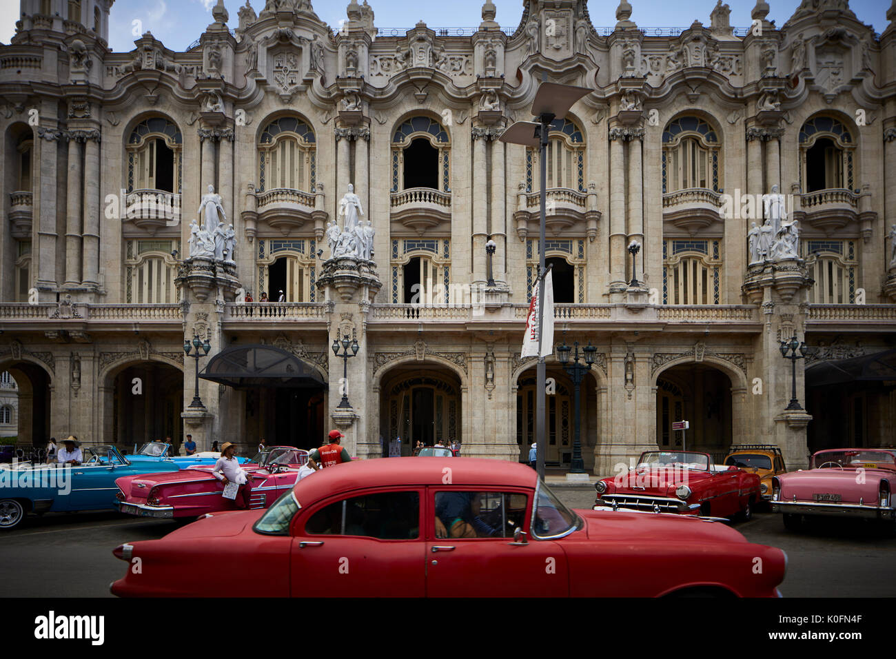 Cubano, Cuba, capitale, classic American retrò taxi auto al di fuori di Havana Teatro Nazionale, Gran Teatro de La Habana Alicia Alonso Foto Stock