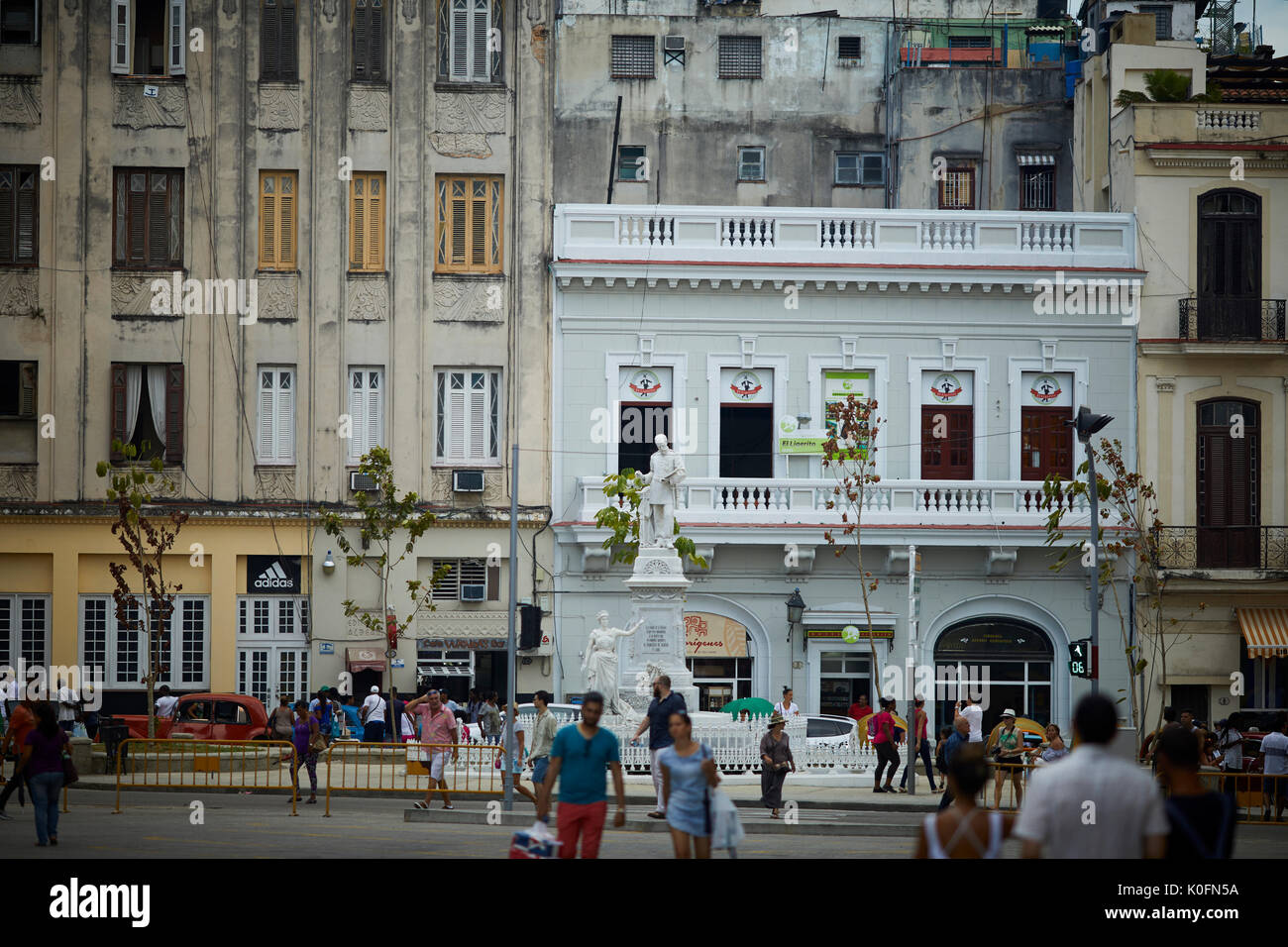 Cubano, Cuba, capitale, Havana Parque Francisco de Albear y Lara park e negozi Foto Stock