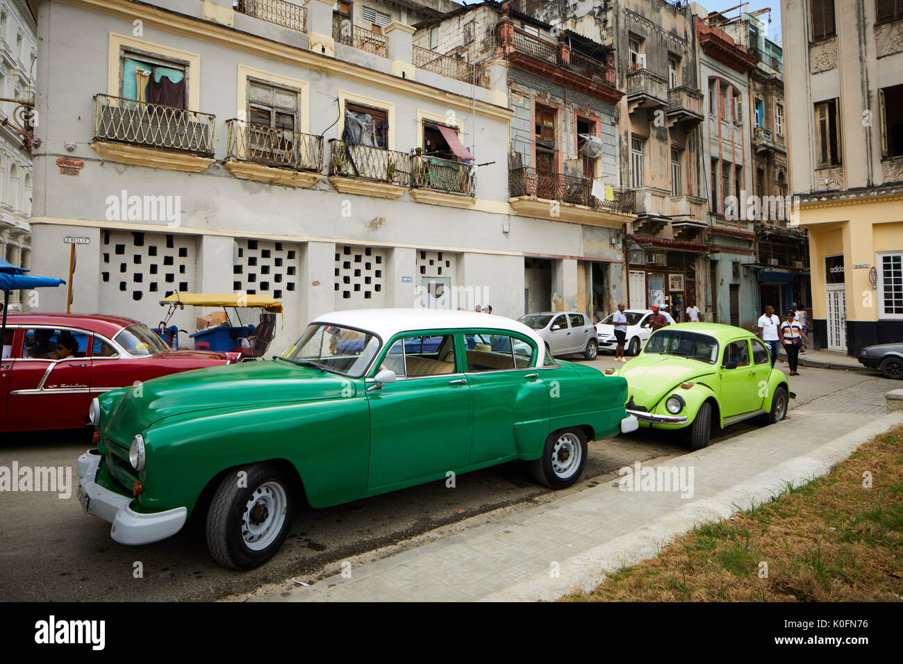 Cubano, Cuba, capitale, Havana stretta via San Juan de Dios appartamenti con balcone con retro classic cars Foto Stock
