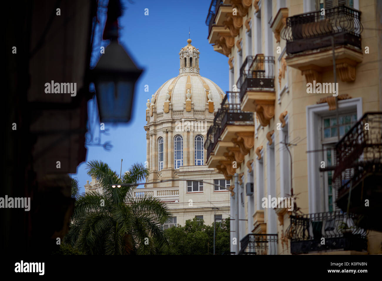 Cubano, Cuba, capitale, Capitolio o Capitol nazionale edificio tipico Avana vecchia strada stretta con il classico Carrello Chacón attraversando Cuba Street Foto Stock