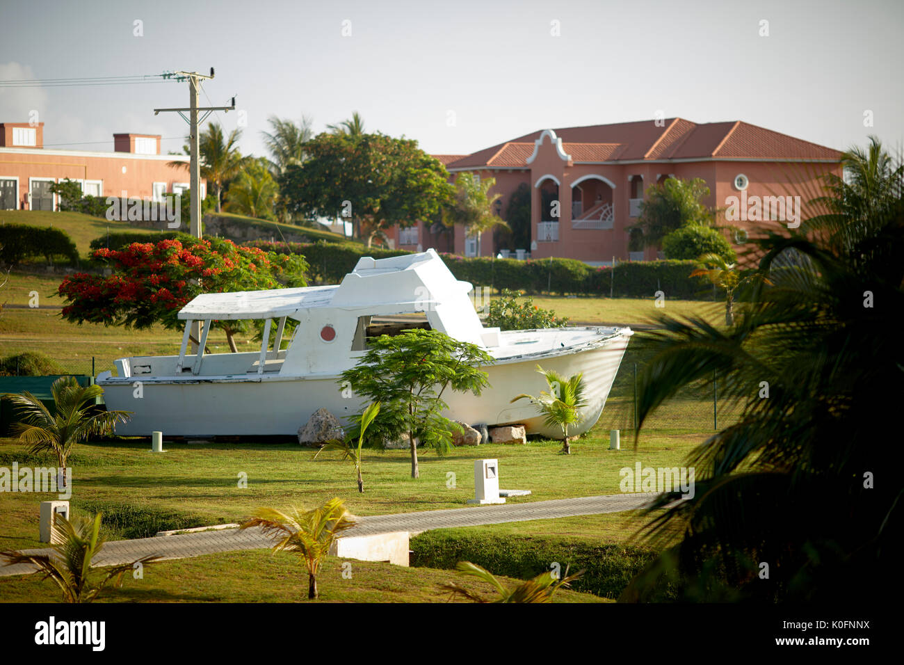 Cubano, Cuba, capitale, abbandonati a terra barche di decorare i motivi del Meliá Marina Hotel Varadero Foto Stock