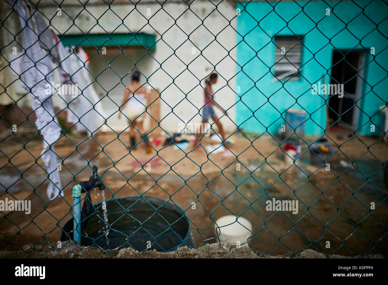 Cubano, Cuba, Cardenas, povera casa con acqua corrente nel giardino Foto Stock