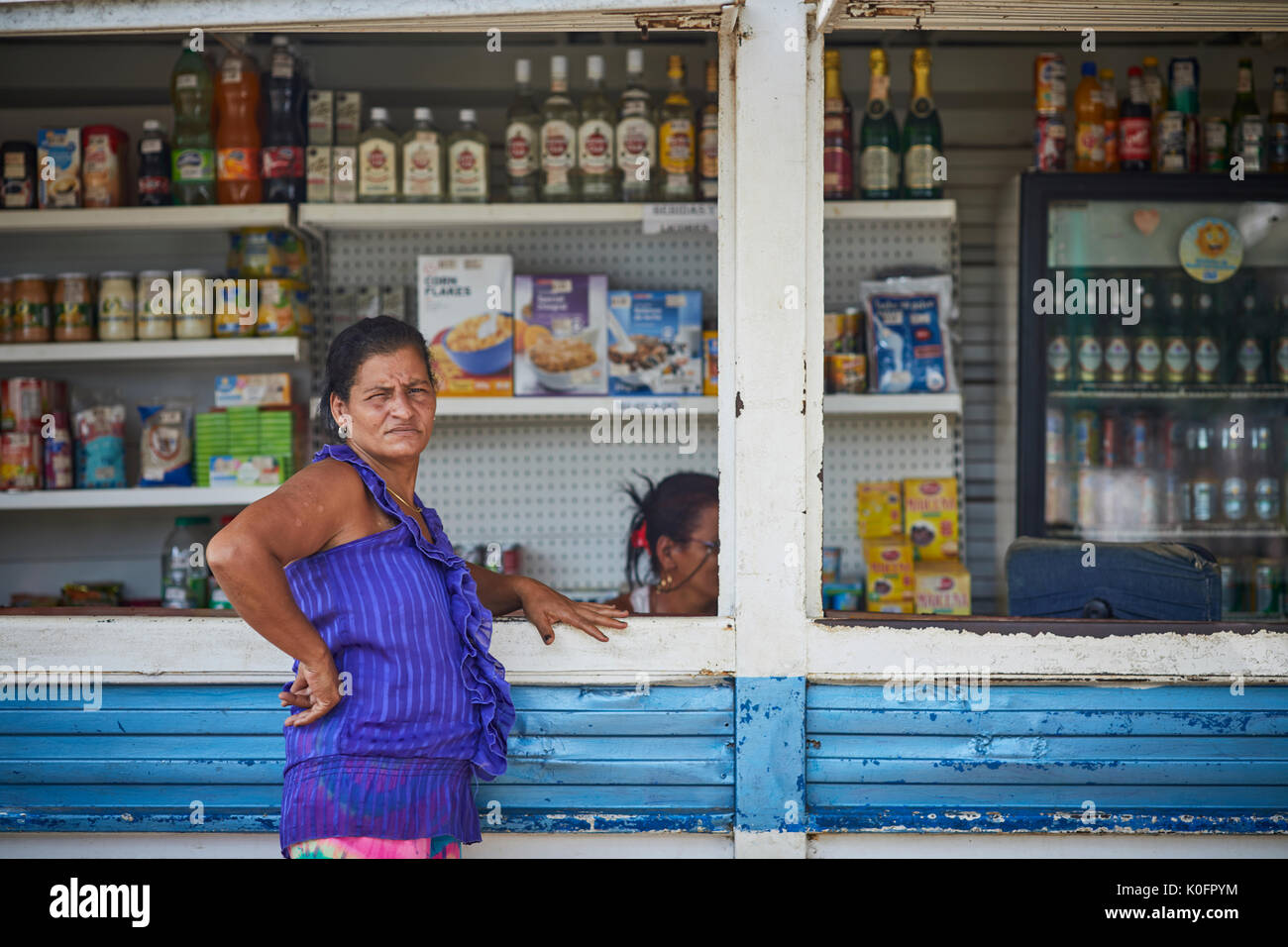 Cubano, Cuba, Cardenas, donna presso un piccolo villaggio locale store circondato da un recinto a gabbia Foto Stock