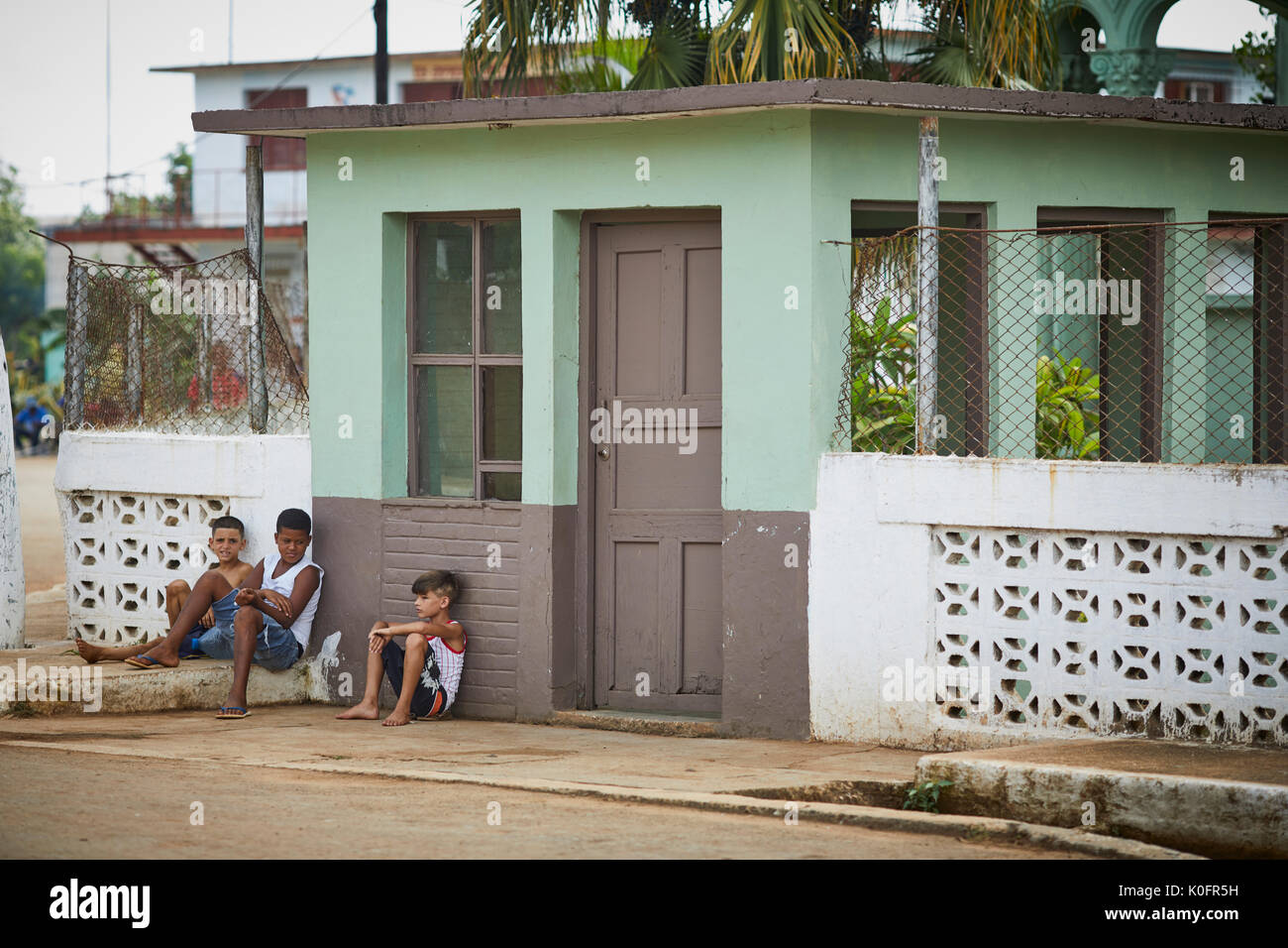 Cubano, Cuba, Cardenas, bambini appoggiata dal gioco nel villaggio Foto Stock