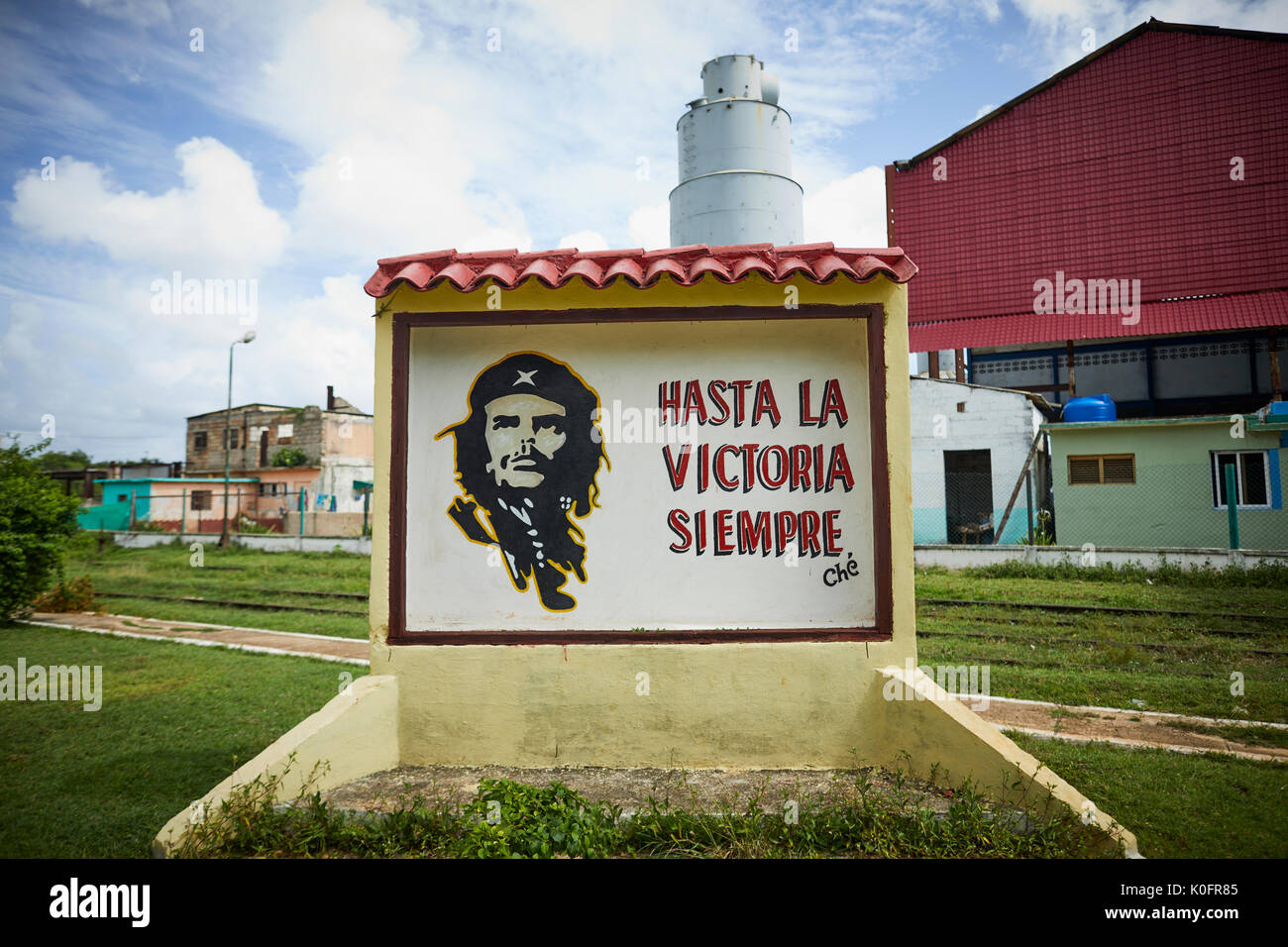 Cubano, Cuba, Cardenas, museo mulino per lo zucchero di Jose Smith Comas olio conservato eseguire locomotive a vapore segno indicante Hasta Siempre, Comandante Foto Stock