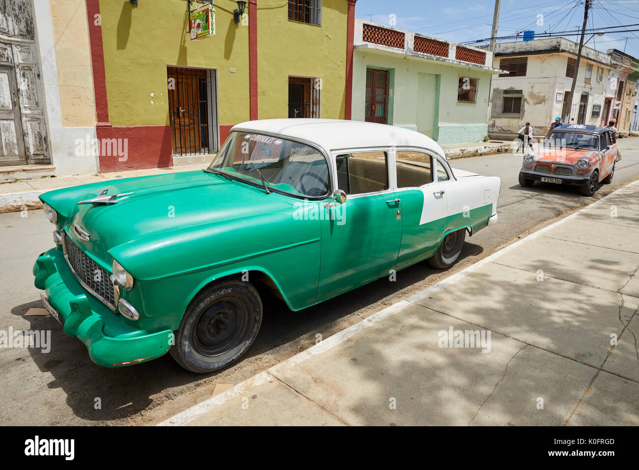 Cubano, Cuba, Cardenas, retrò classico americano e automobili inglesi intorno al Park Plaza de Spriu Foto Stock