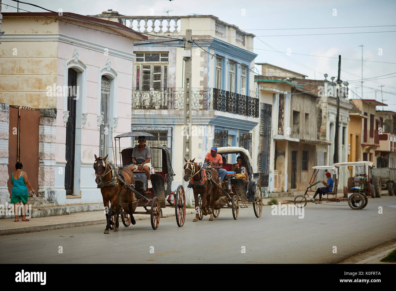 Cubano, Cuba, Cardenas, cavalli e biciclette sono mezzi di trasporto principali per le strade vicino a Park Plaza de Spriu Foto Stock