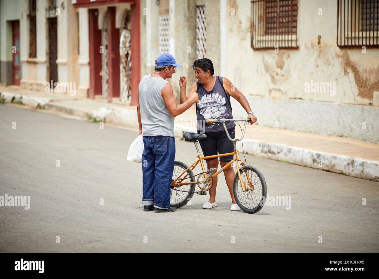 Cubano, Cuba, Cardenas, cavalli e biciclette sono mezzi di trasporto principali per le strade vicino a Park Plaza de Spriu Foto Stock