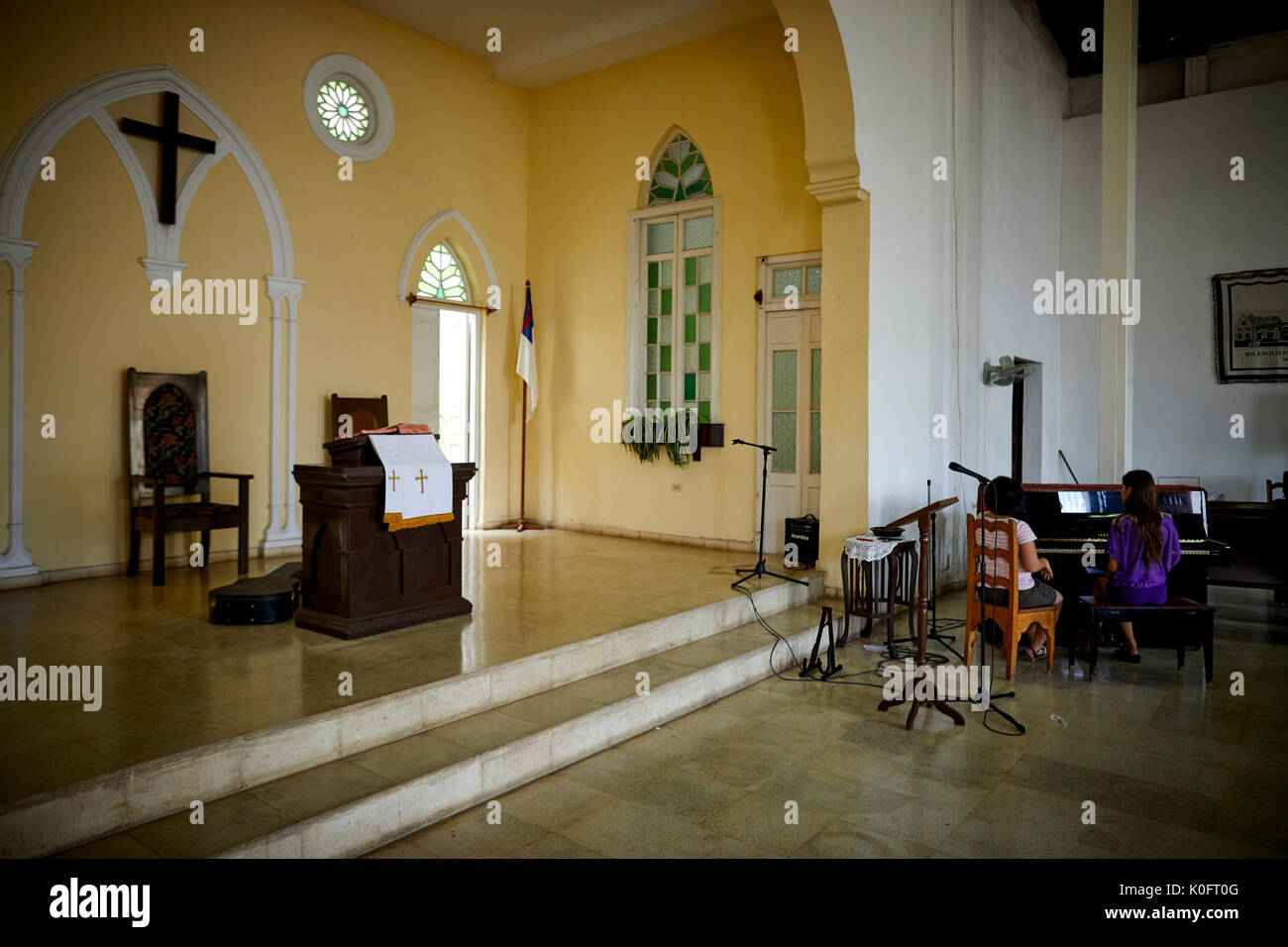 Cubano, Cuba, Cardenas, chiesa vicino a Park Plaza de Spriu Foto Stock