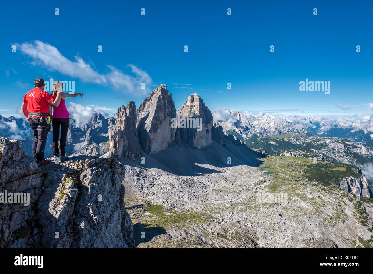 Di Sesto, Dolomiti, Alto Adige, provincia di Bolzano, Italia. Vista dalla cima del Monte Paterno/Paternkofel sulle Tre Cime di Lavaredo/Drei Z Foto Stock