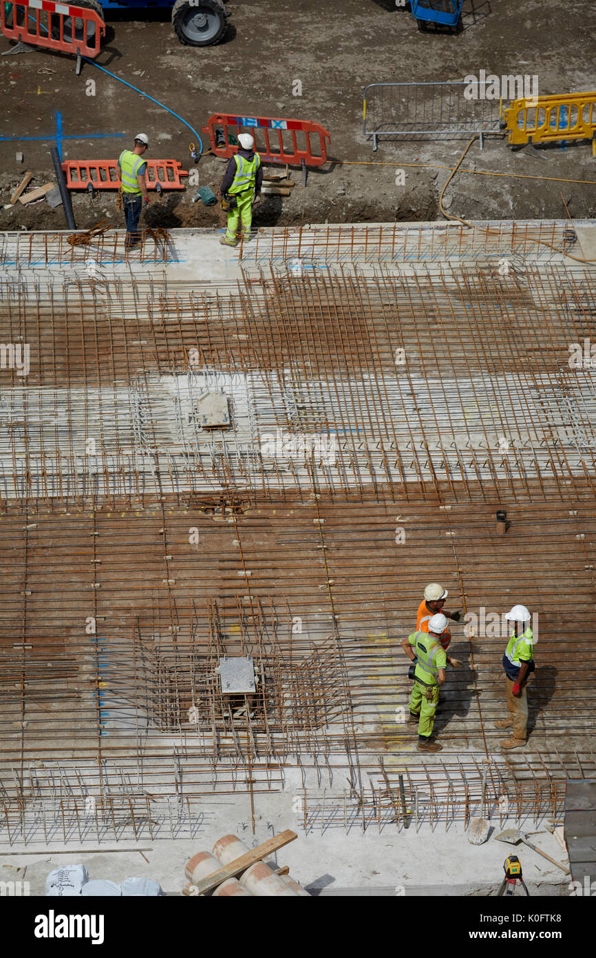 Elevata guardare in basso sul sito di costruzione a Manchester Spinningfileds sviluppato da Allied Proprietà Londra Foto Stock