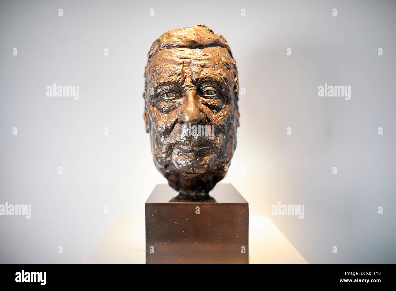 Il Lowry Hotel in Manchester mostrare con orgoglio una scultura in bronzo dell'artista LS Lowry Foto Stock