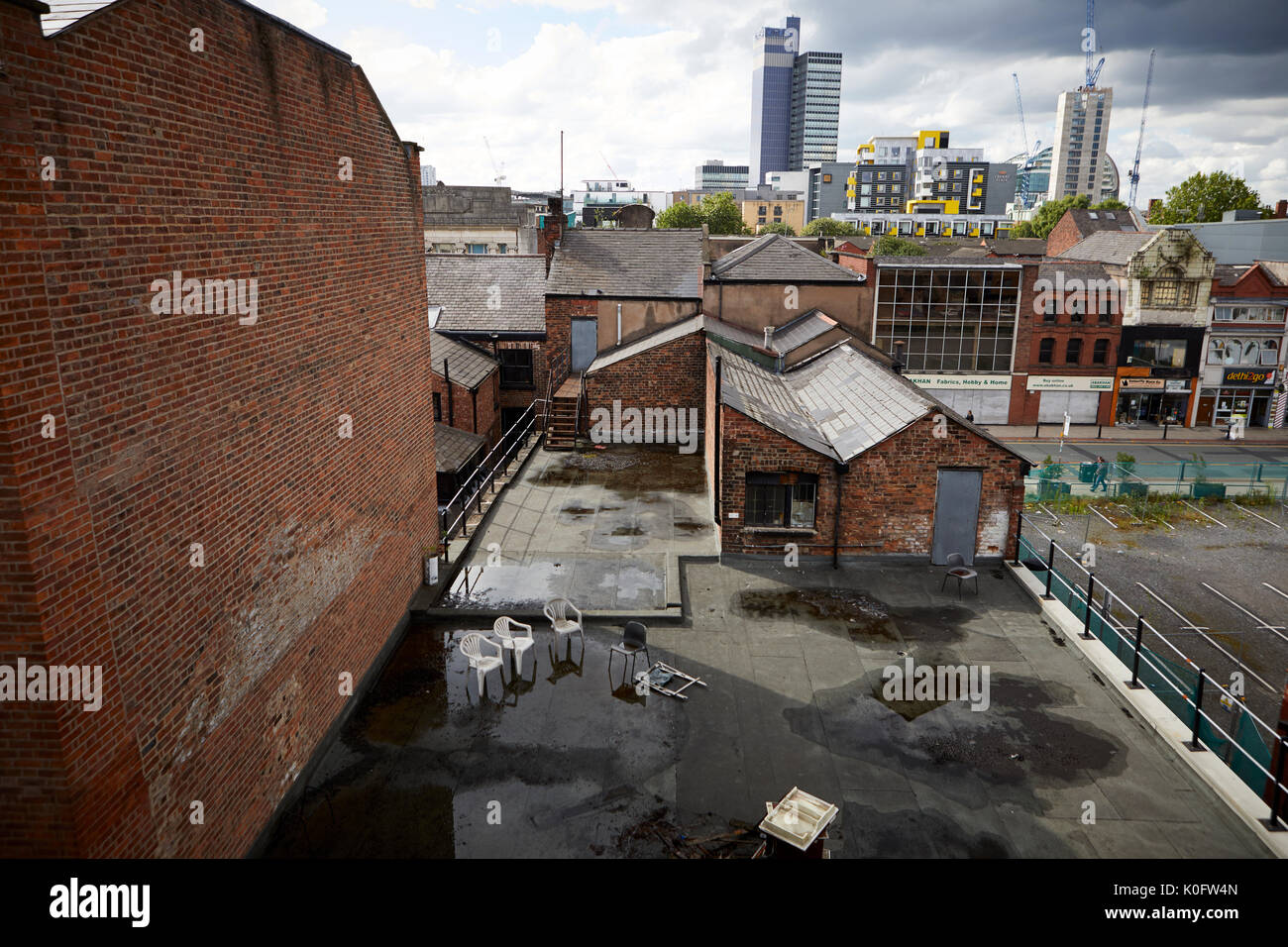 Manchester Northern Quarter sedia in plastica su una rudimentale terrazza sul tetto Foto Stock